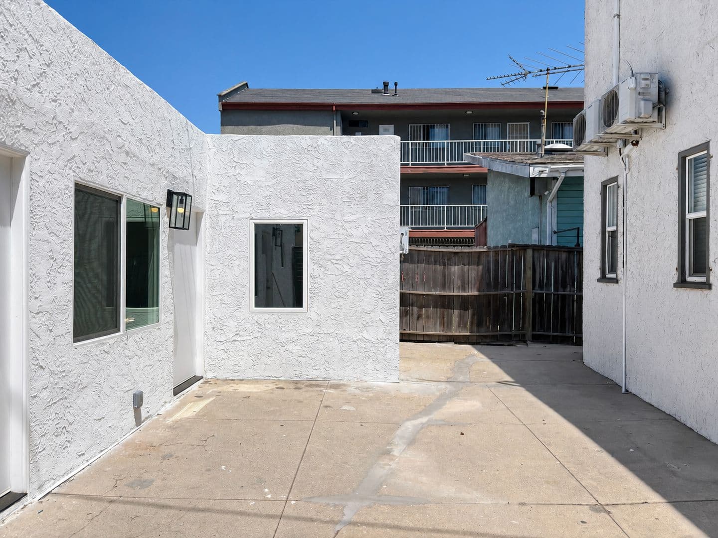 Long Beach Apartment: 1001 E 5th St