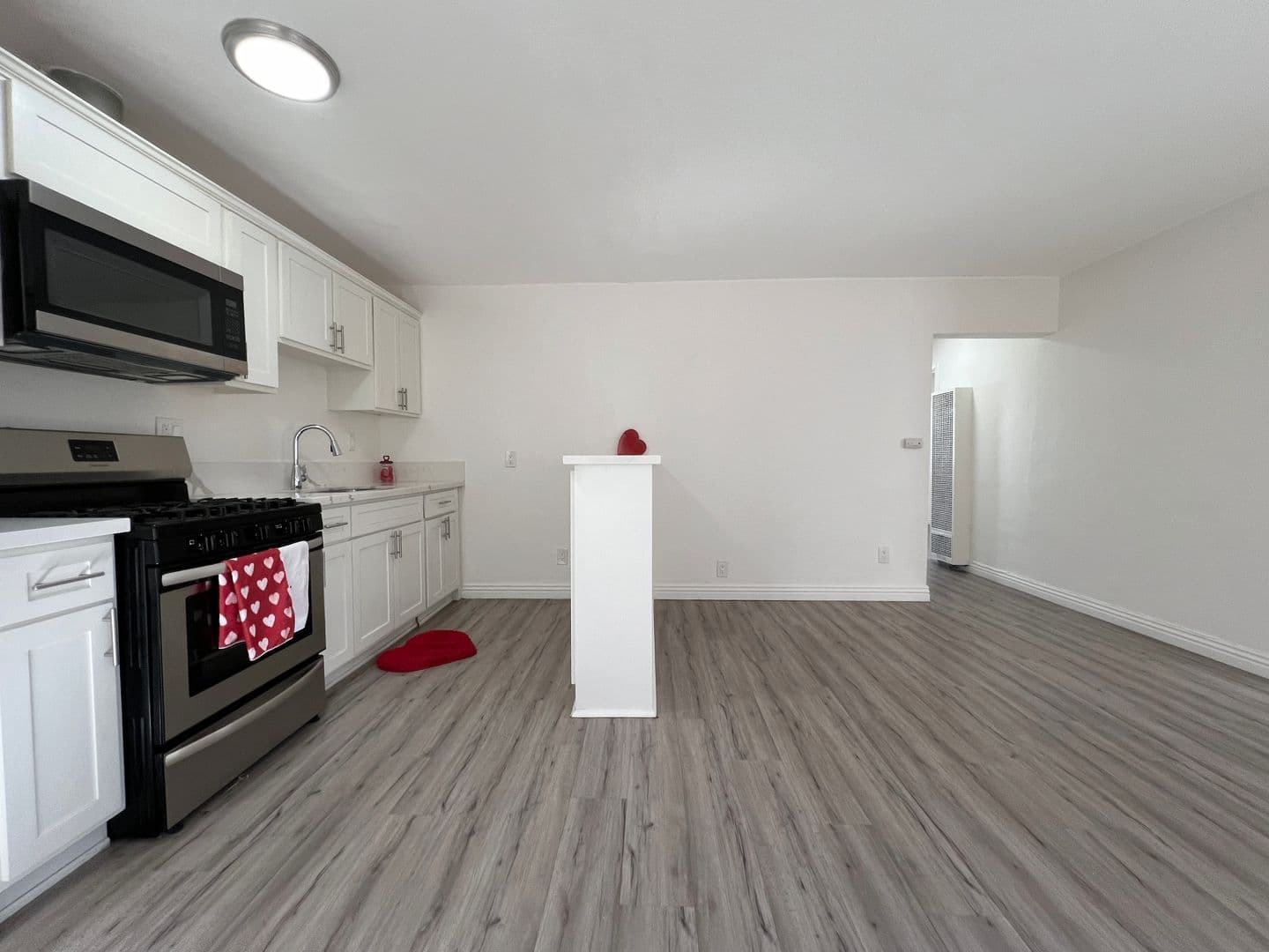 Long Beach Apartment: 1862 Magnolia Ave