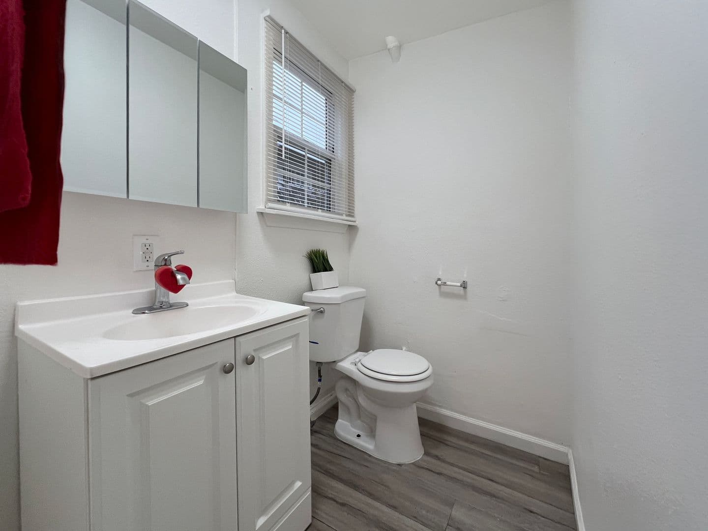 Long Beach Apartment: 1045 Saint Louis Ave