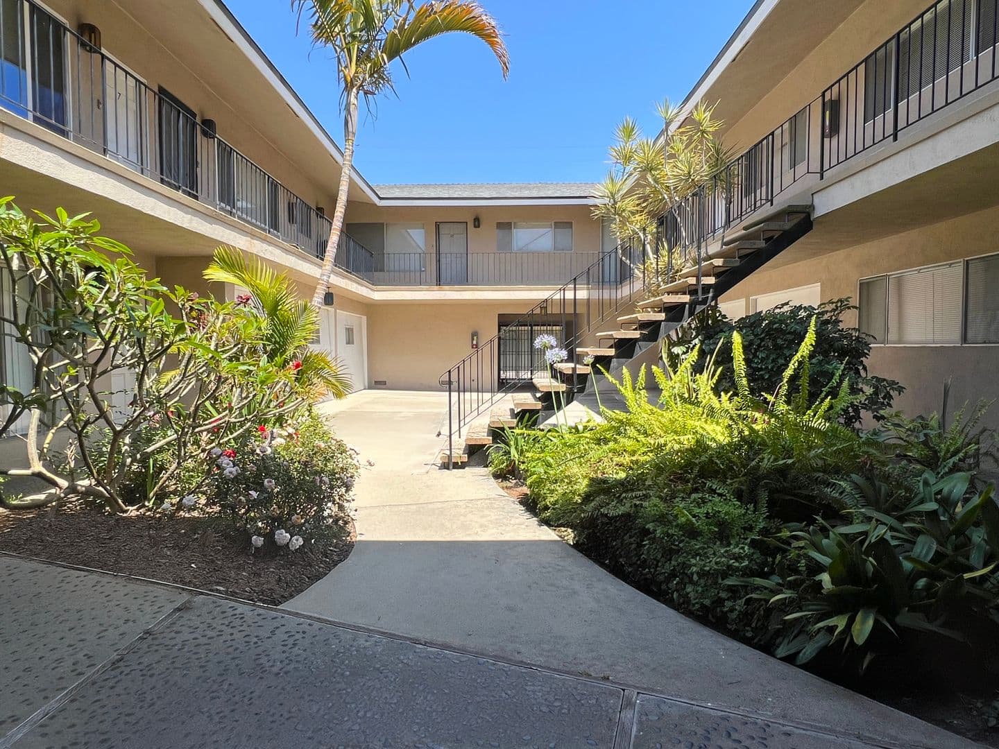 Long Beach Apartment: 360 Freeman Ave