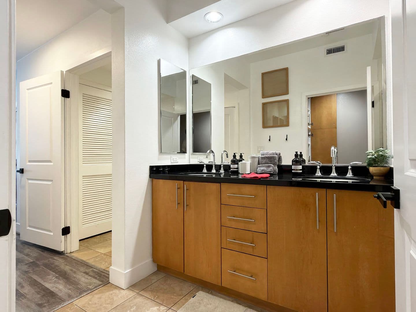 Long Beach House: 150 The Promenade N, Unit 415