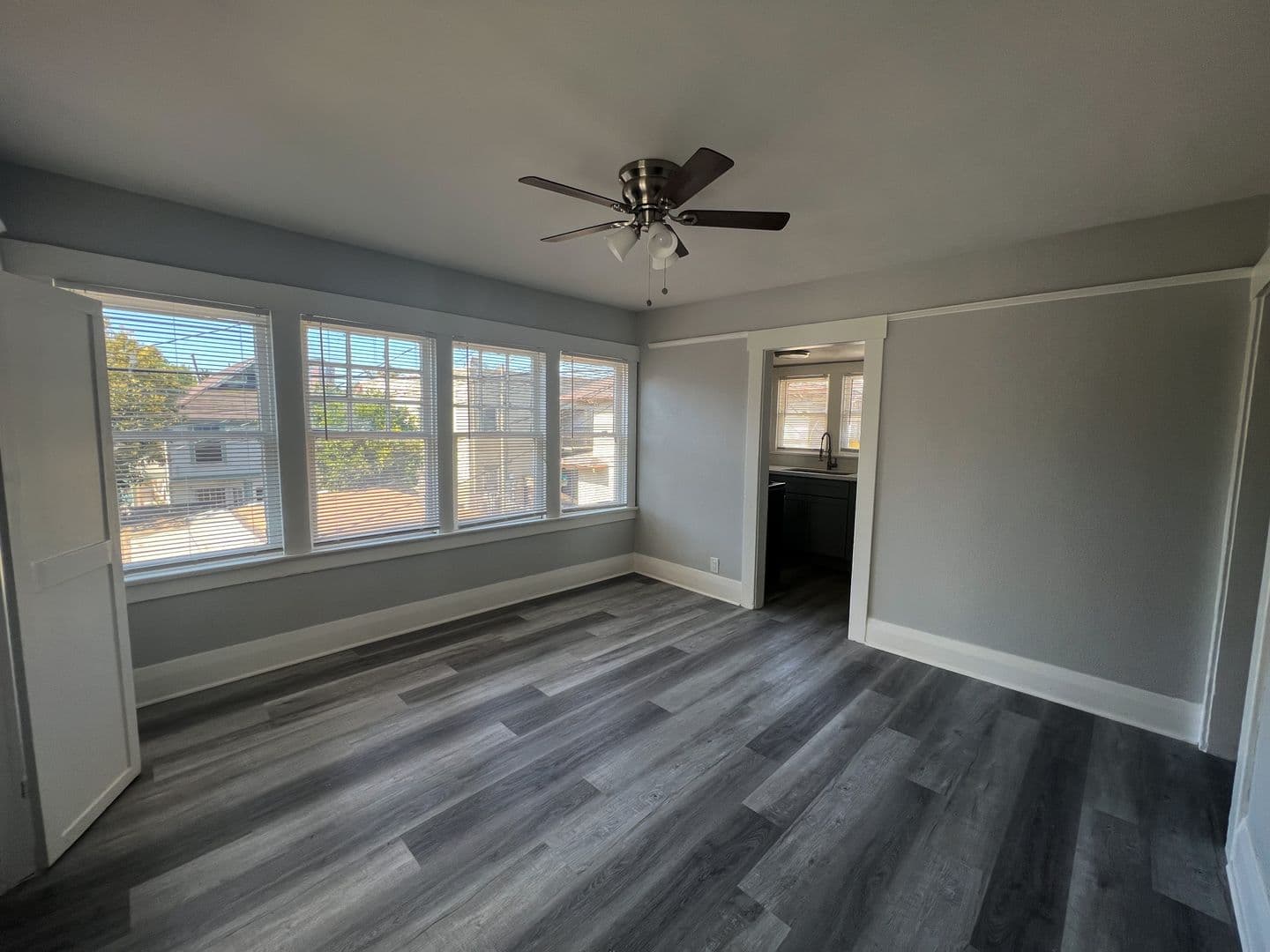 Long Beach Apartment: 921 Chestnut Ave
