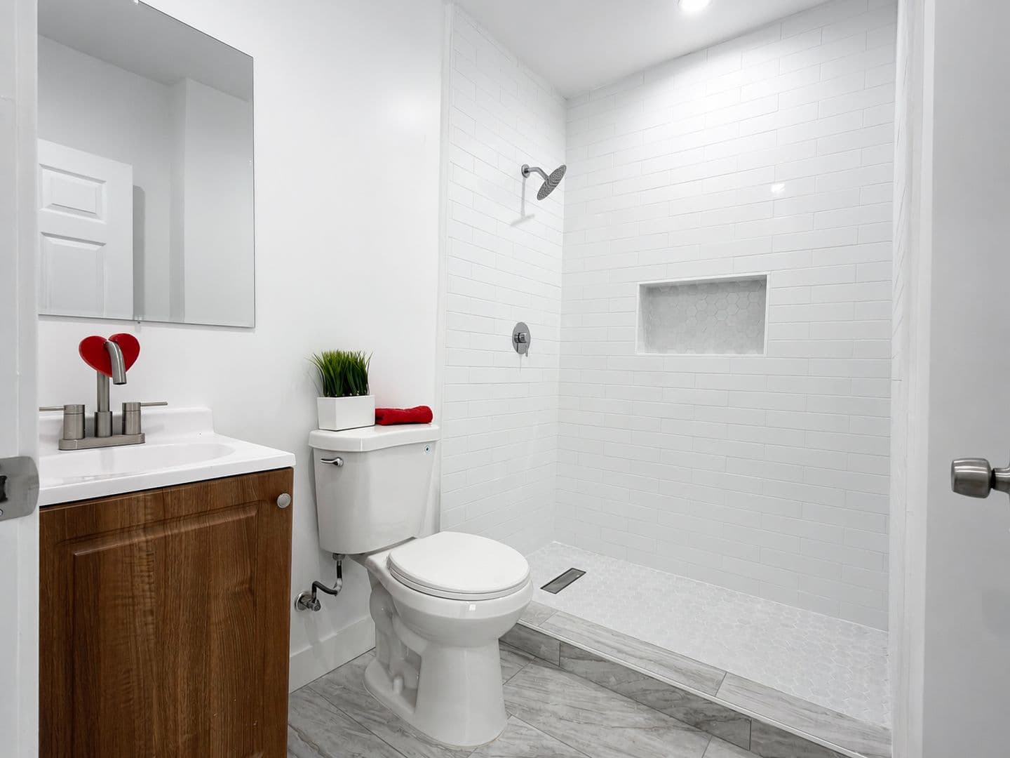 Long Beach Apartment: 1001 E 5th St