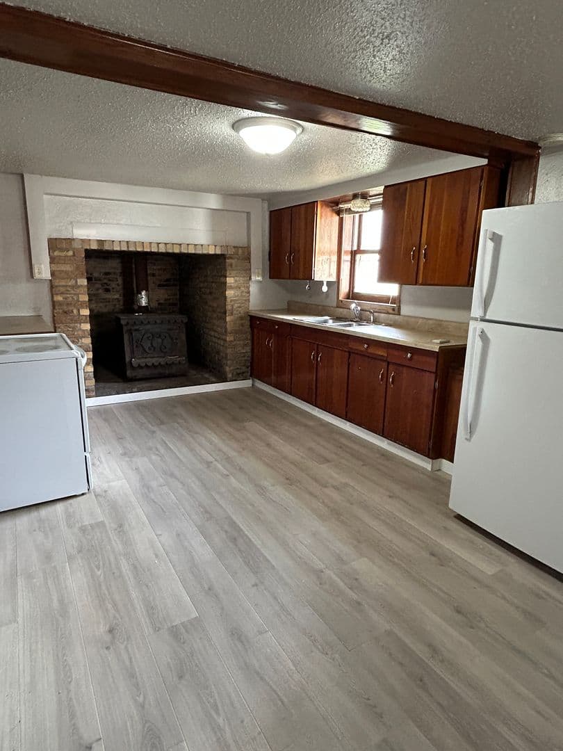 Dickinson Apartment: 391 2nd Ave SW