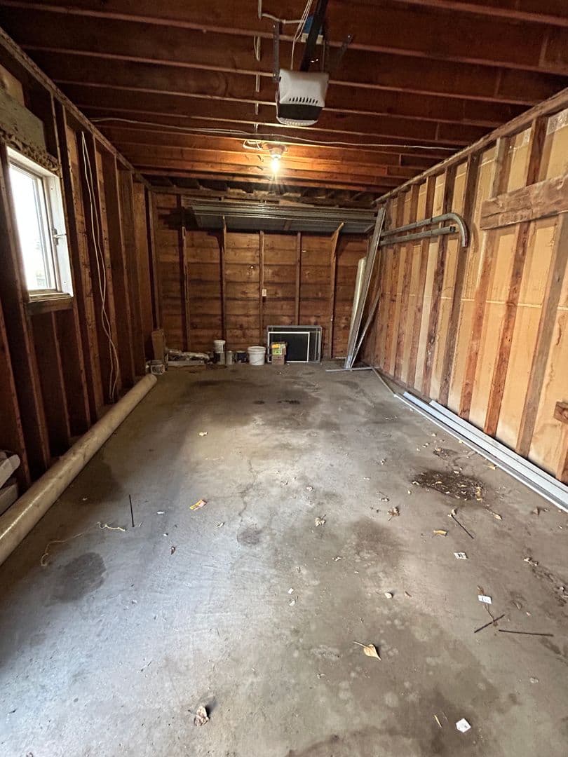 Dickinson Apartment: 904 1st St E