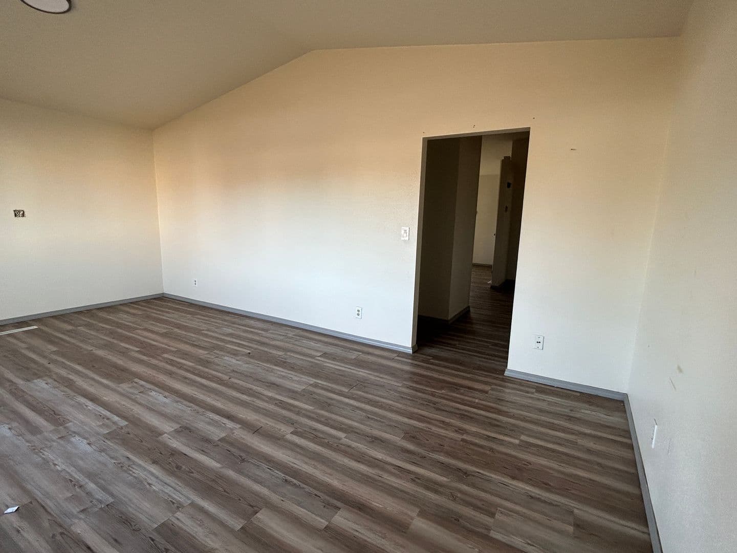 Dickinson Apartment: 904 1st St E
