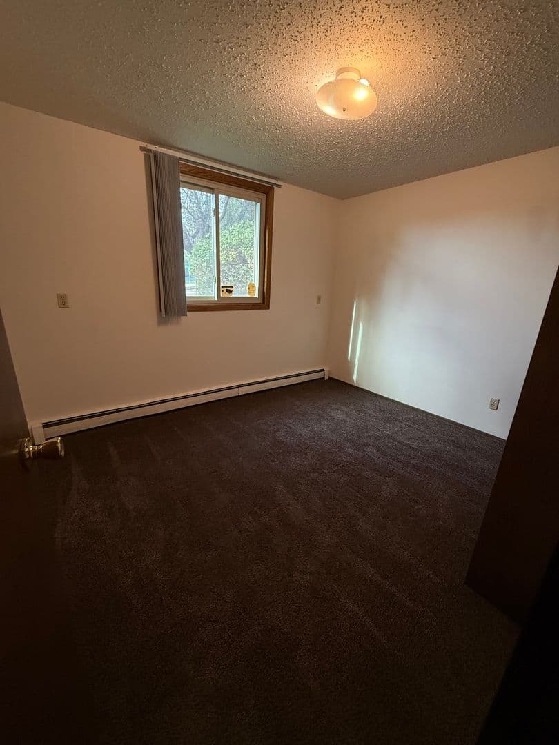 Dickinson Apartment: 1612 Praire Ave