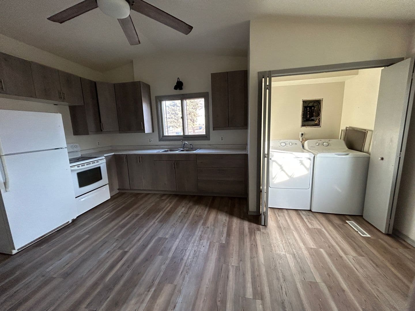 Dickinson Apartment: 904 1st St E