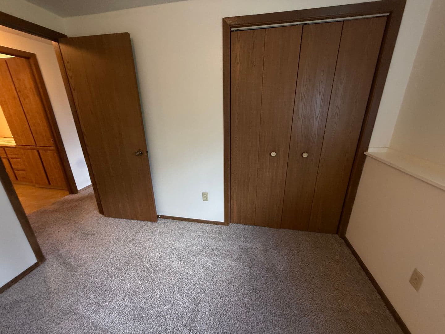 Dickinson Apartment: 669 7th St SW