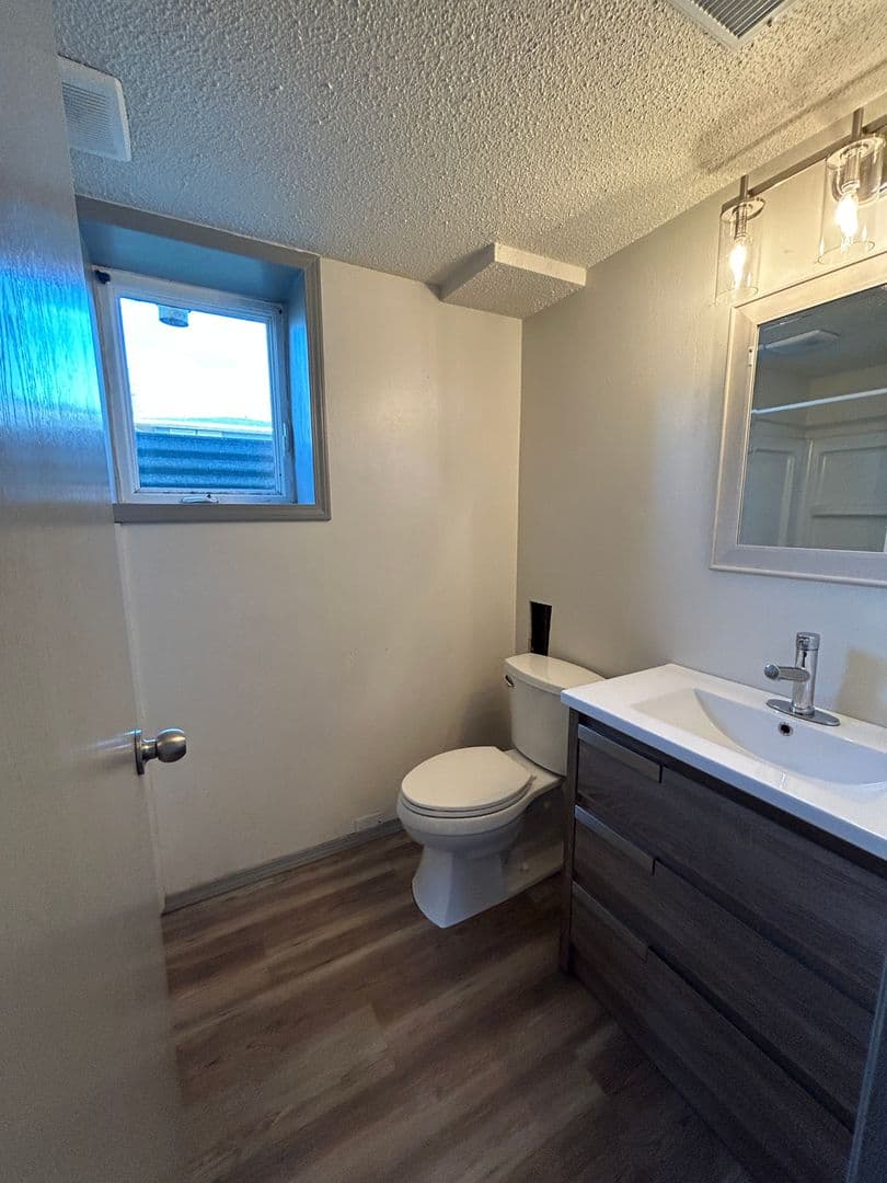 Dickinson Apartment: 904 1st St E