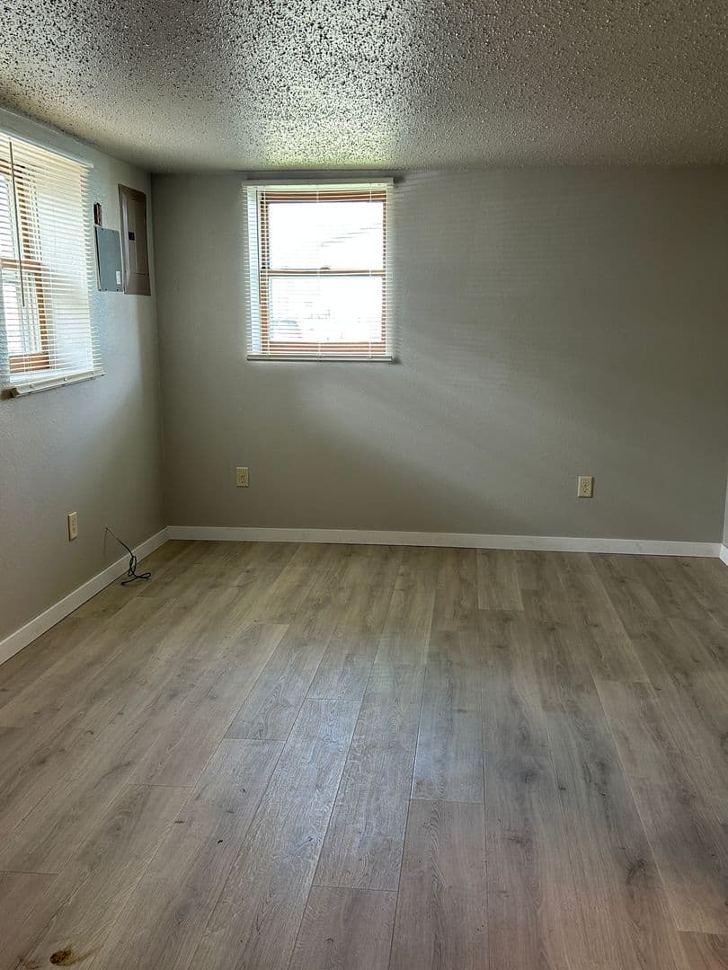 Dickinson Apartment: 391 2nd Ave SW