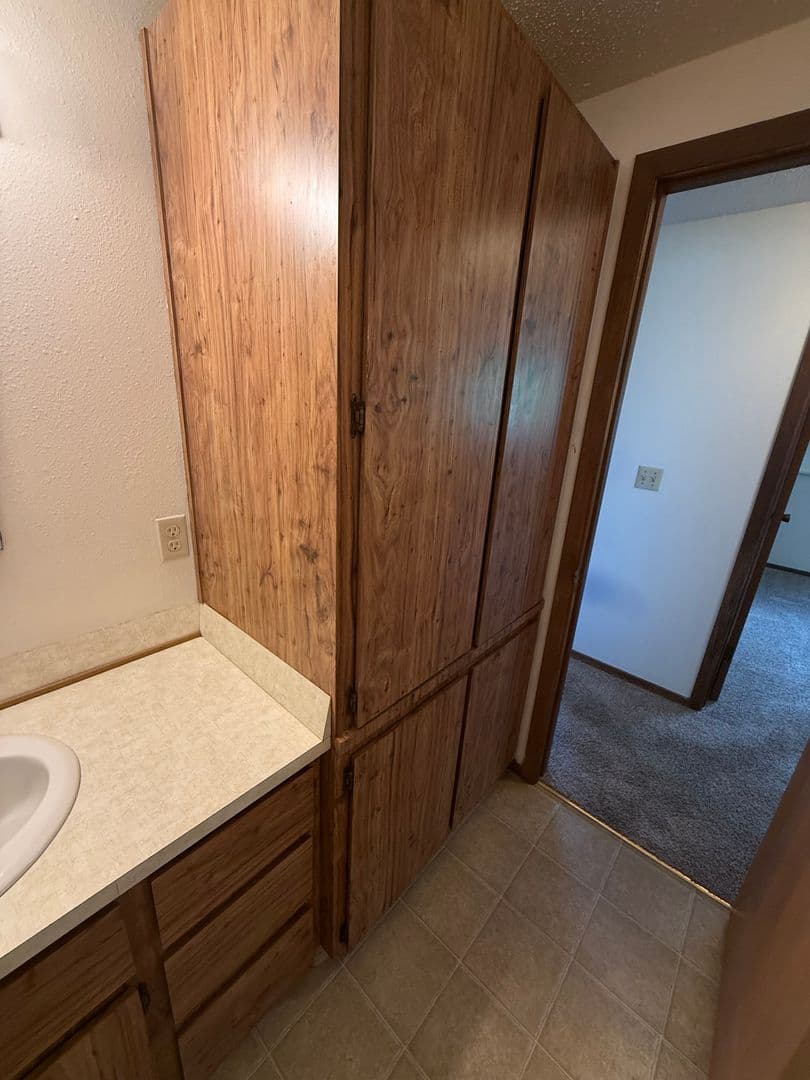 Dickinson Apartment: 669 7th St SW