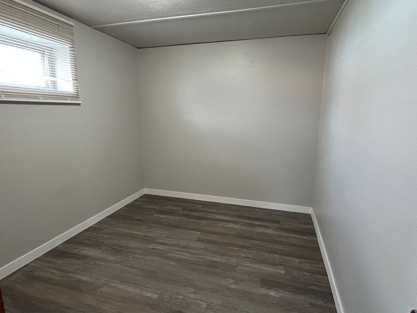 Dickinson Apartment: 391 2nd Ave SW