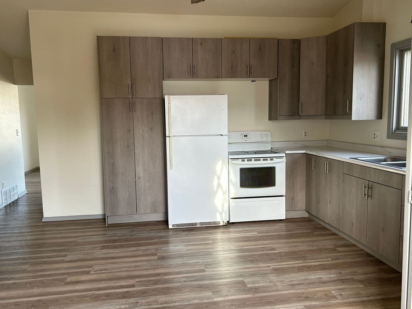 Dickinson Apartment: 904 1st St E