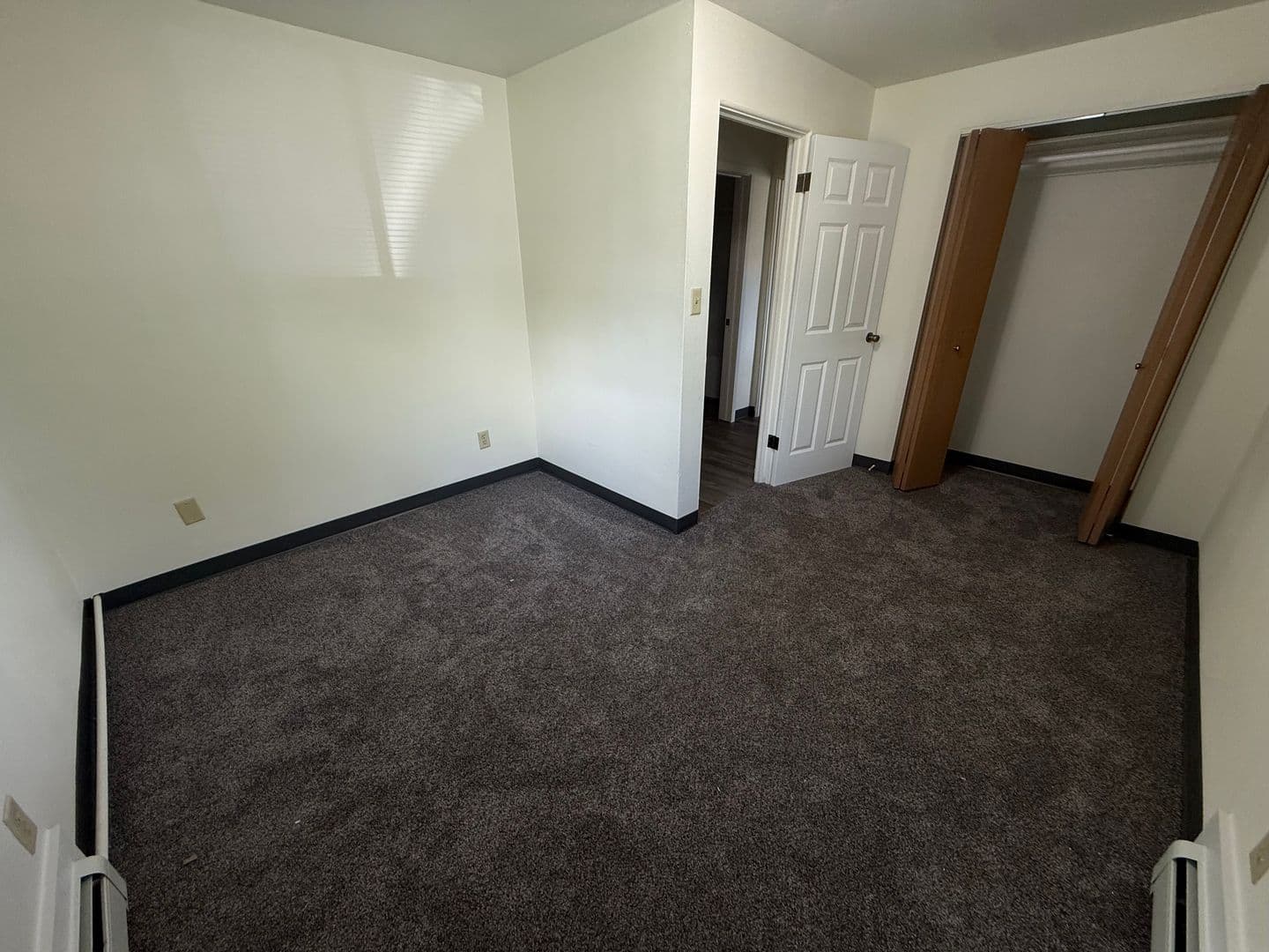 Dickinson Apartment: 138 13th Avenue W