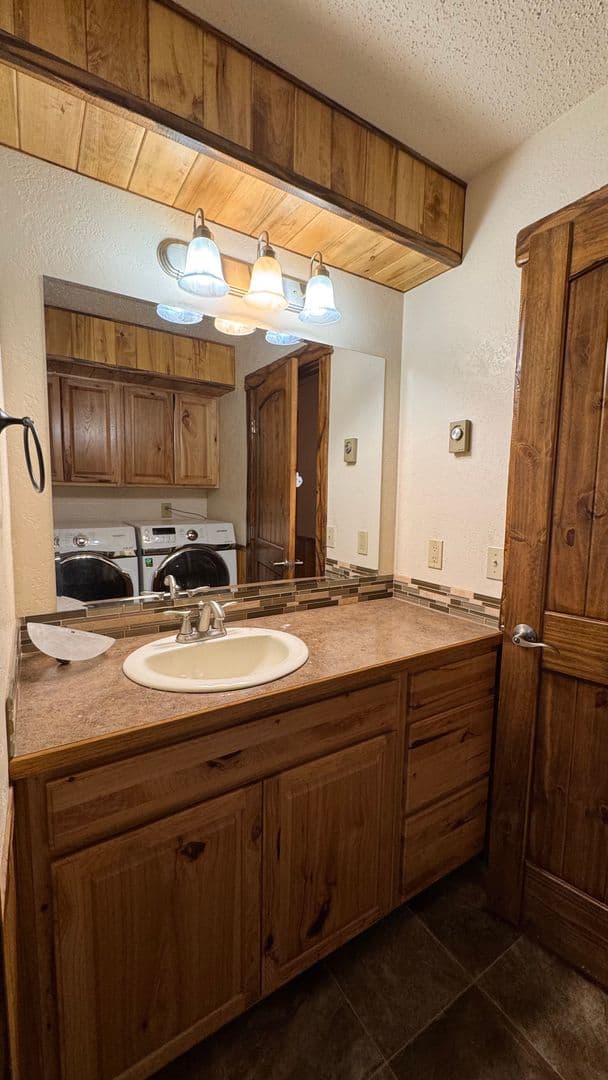 Dunn Center Apartment: 253 W Main