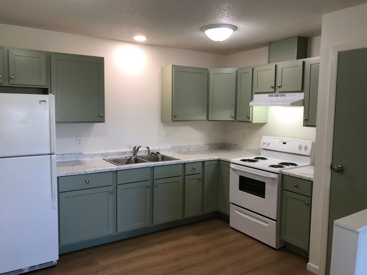Dickinson Apartment: 1189 17th Ave W