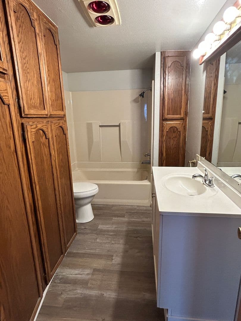 Dickinson Apartment: 391 2nd Ave SW
