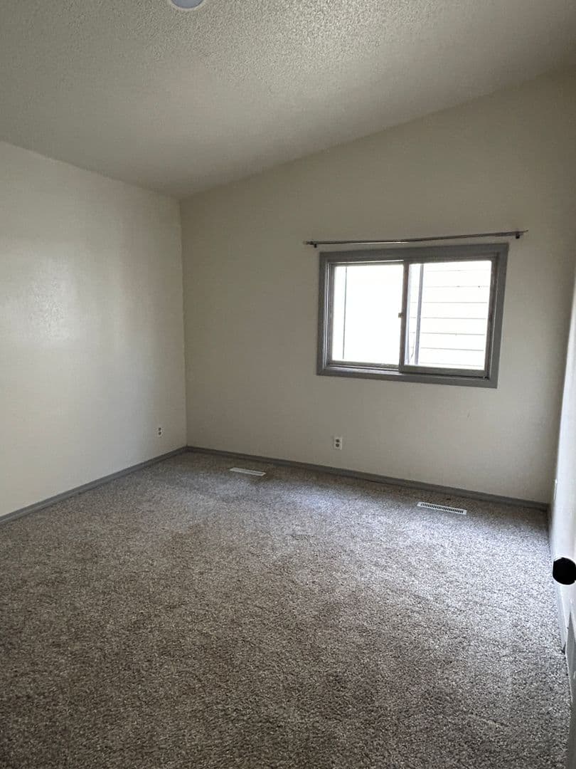 Dickinson Apartment: 904 1st St E