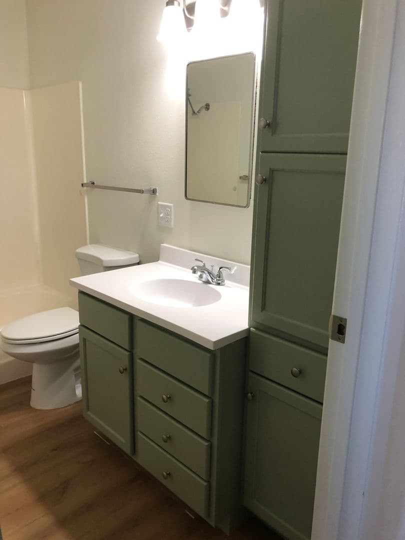 Dickinson Apartment: 1189 17th Ave W