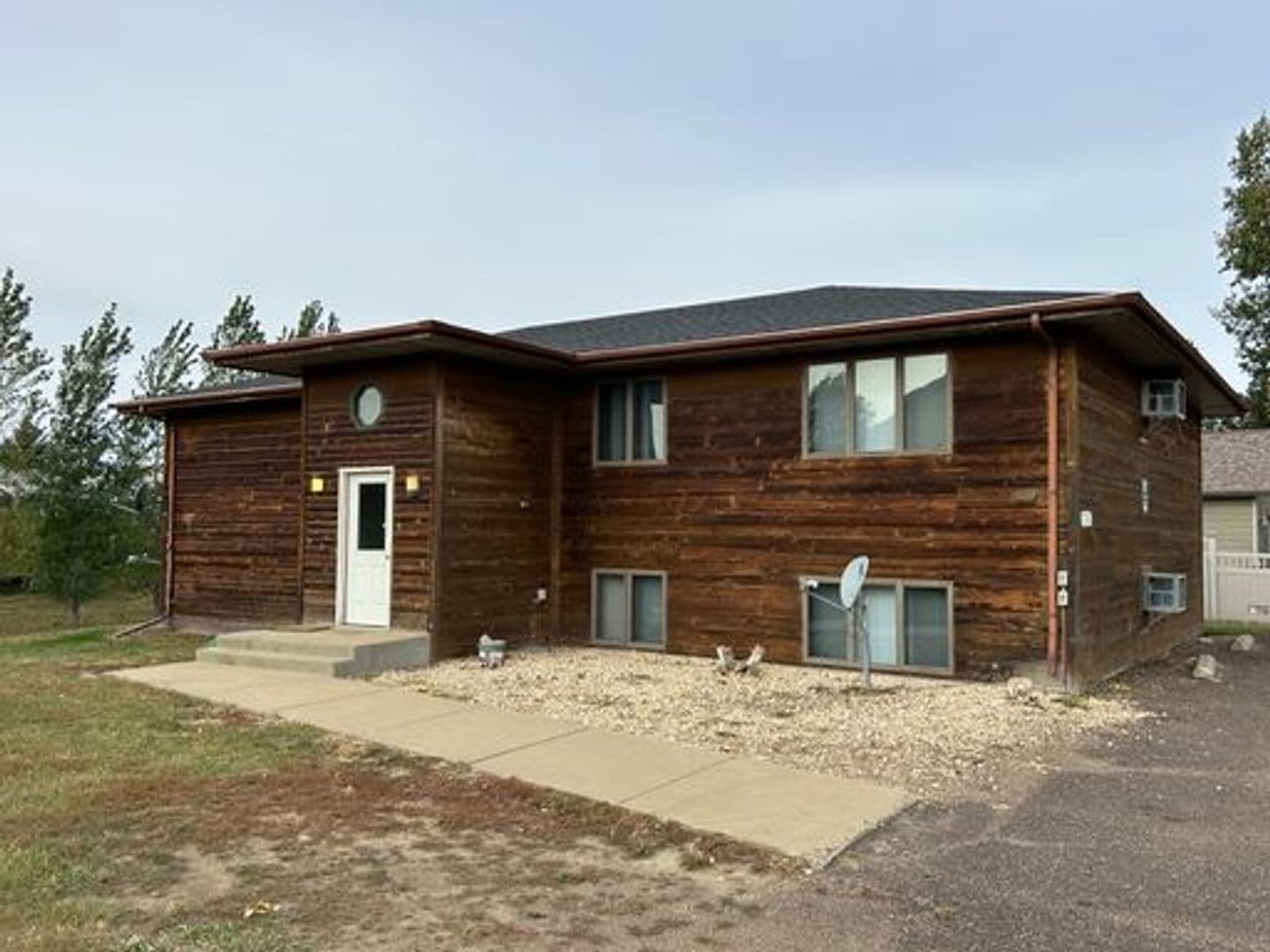 Dickinson Apartment: 669 7th St SW