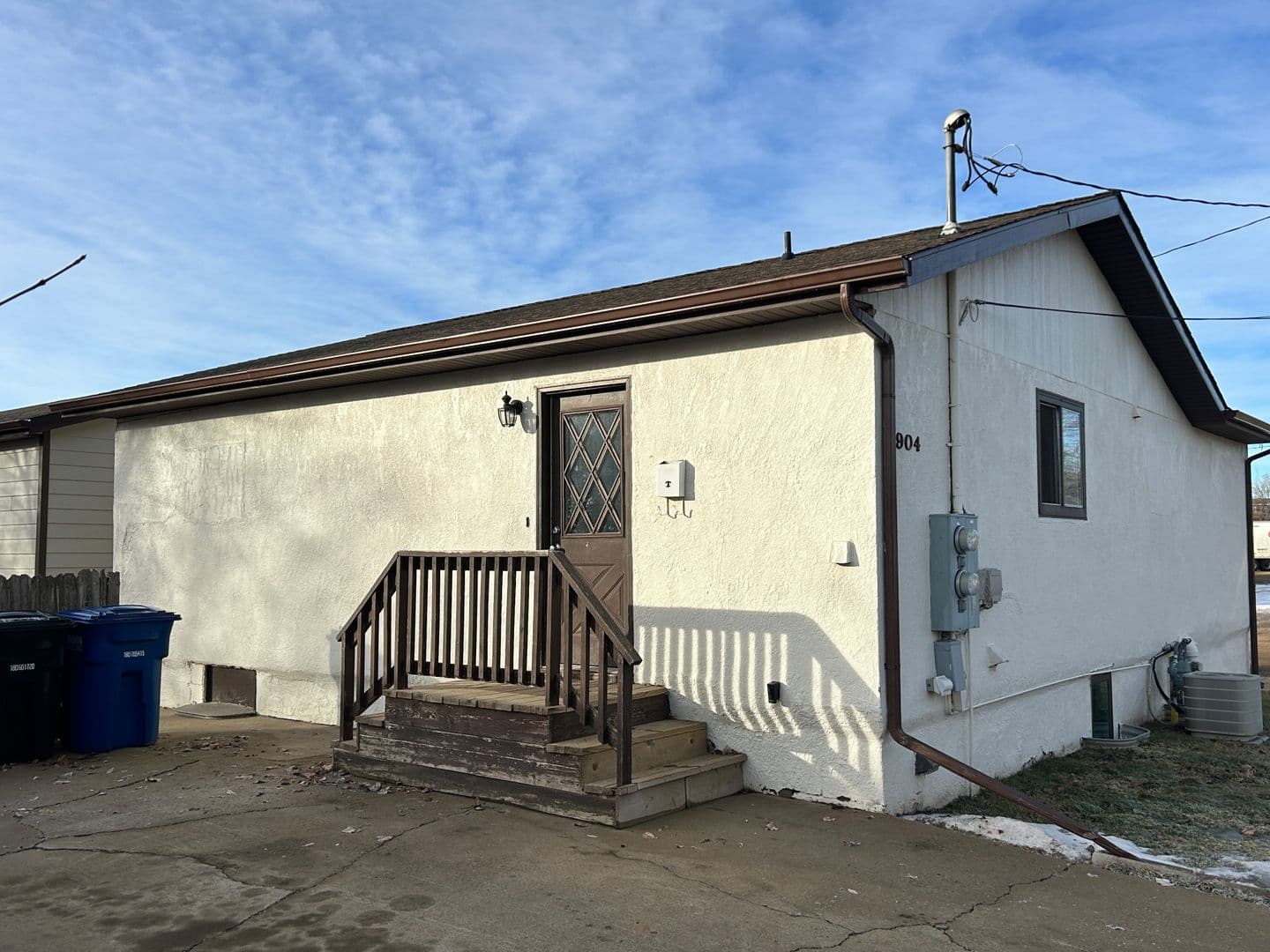 Dickinson Apartment: 904 1st St E