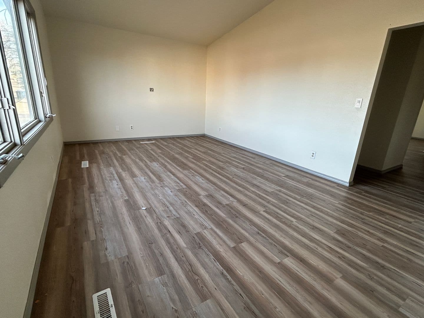 Dickinson Apartment: 904 1st St E