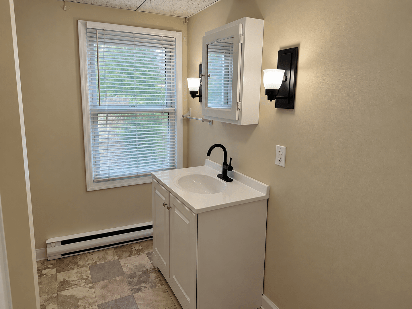 Middletown Apartment: 136 Spring St