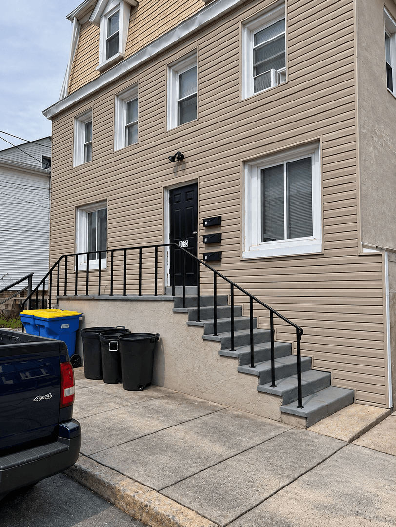 Middletown Apartment: 136 Spring St