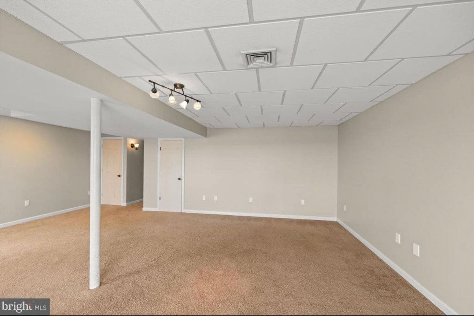 Harrisburg House: 777 Oak Leaf Lane