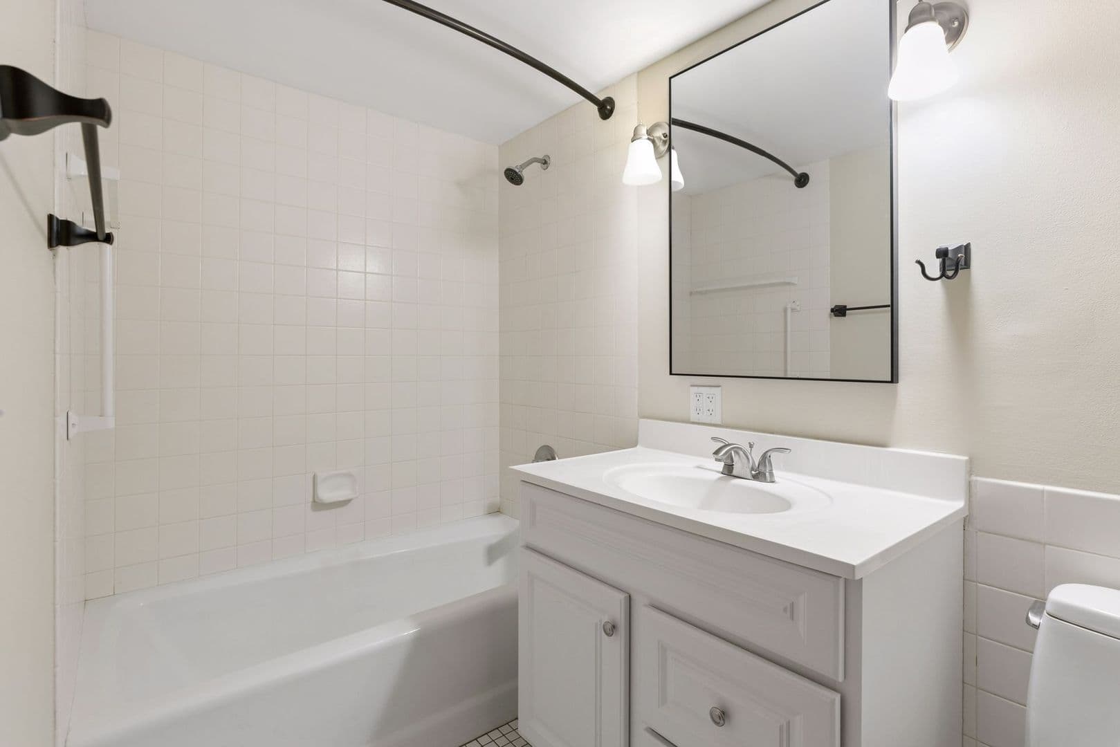 Excelsior Apartment: 603 Lake St