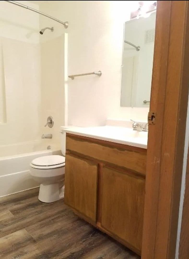 Hutchinson Apartment: 1095 Jefferson St. SE