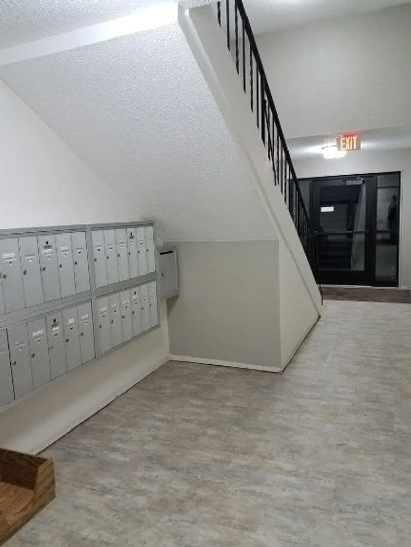 Hutchinson Apartment: 1095 Jefferson St. SE