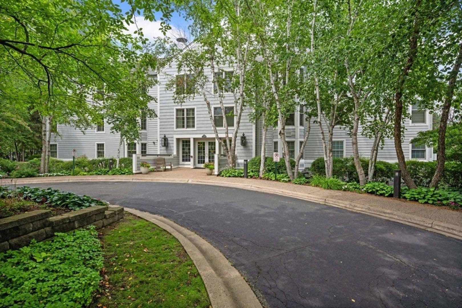 Excelsior Apartment: 603 Lake St