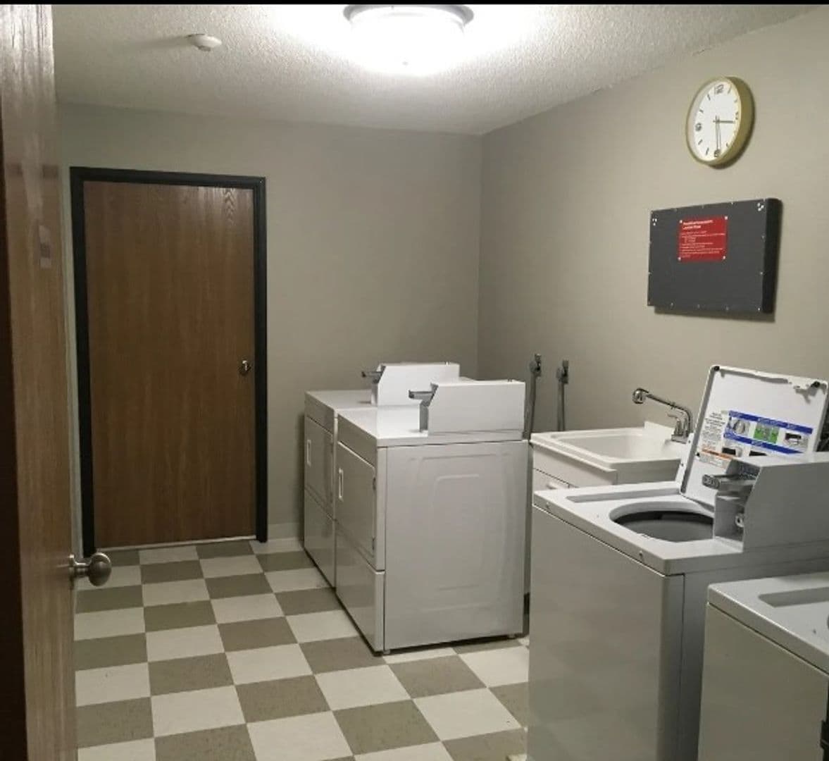 Hutchinson Apartment: 1095 Jefferson St. SE