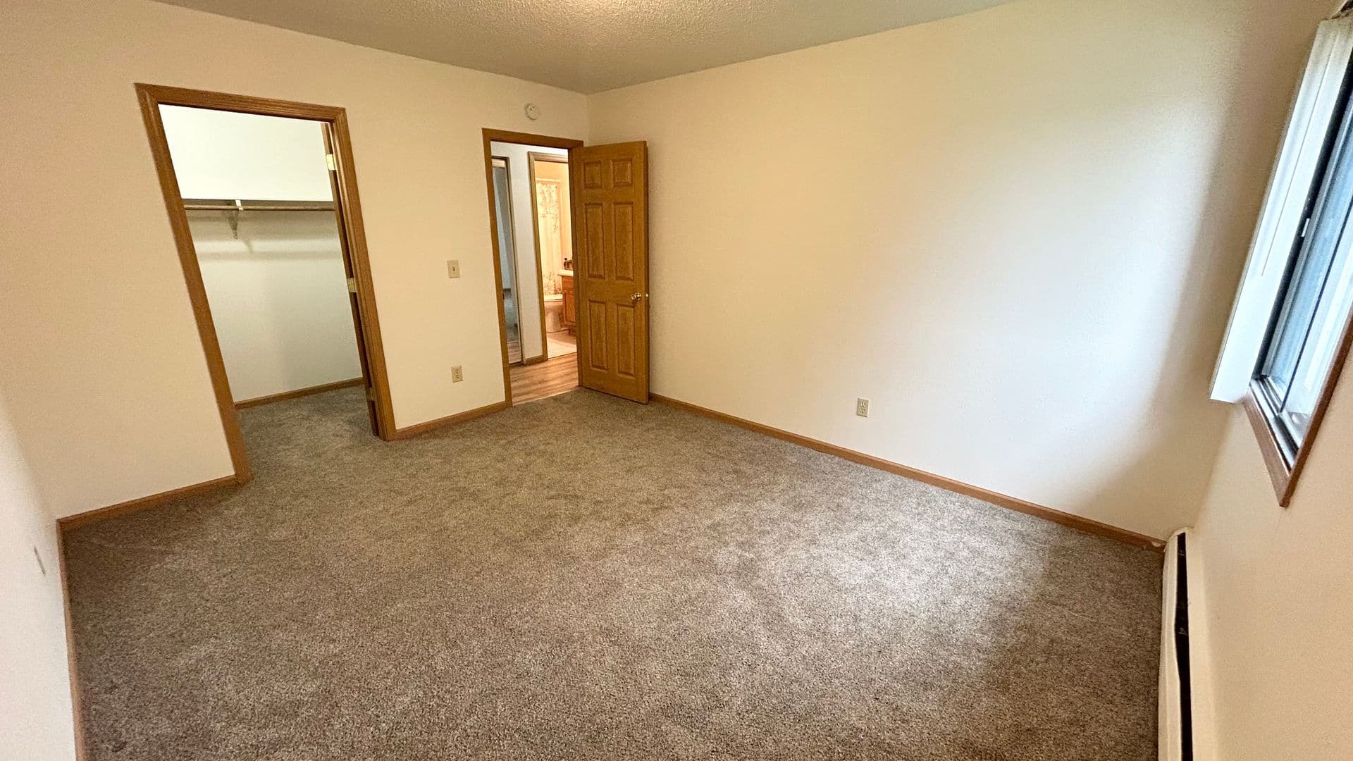 Fargo Apartment: 2542 Villa Dr S