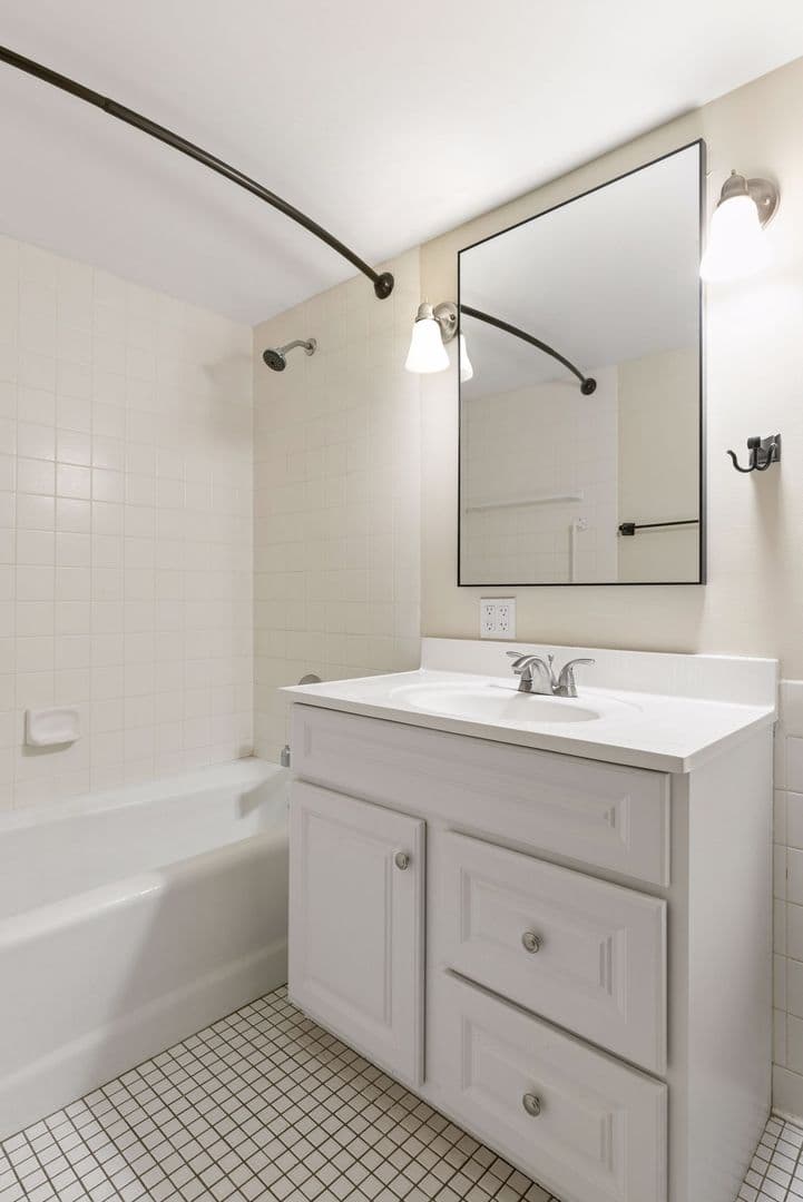 Excelsior Apartment: 603 Lake St