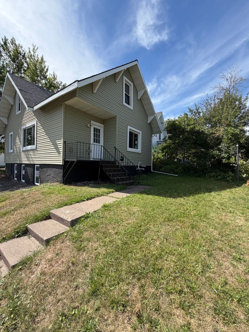 Duluth Apartment: 902 N 11th Ave E