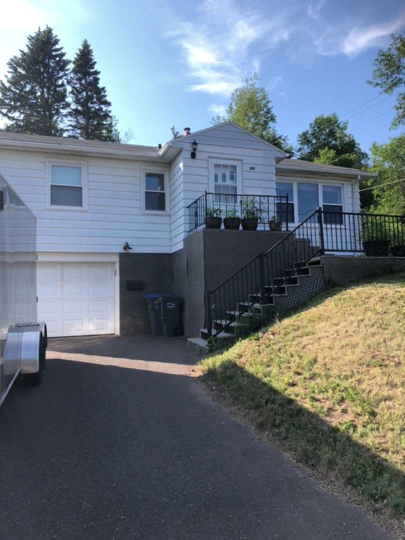 Duluth House: 901 W 6th St