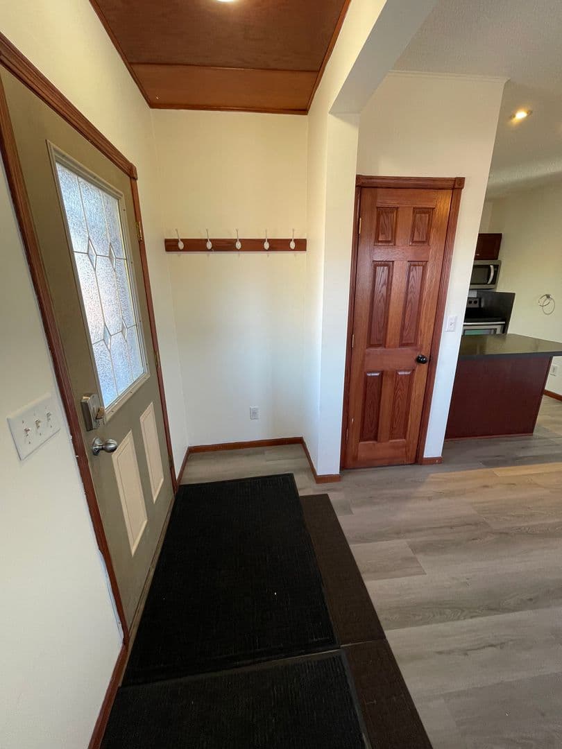 Superior Apartment: 1511-1513 Logan Ave