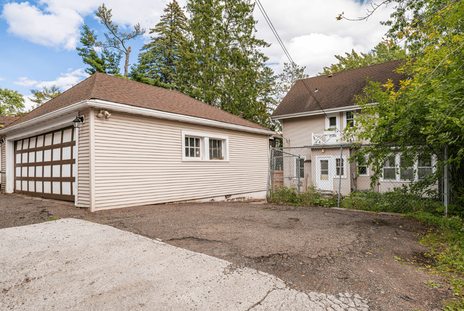 Duluth House: 2327 E 4th St