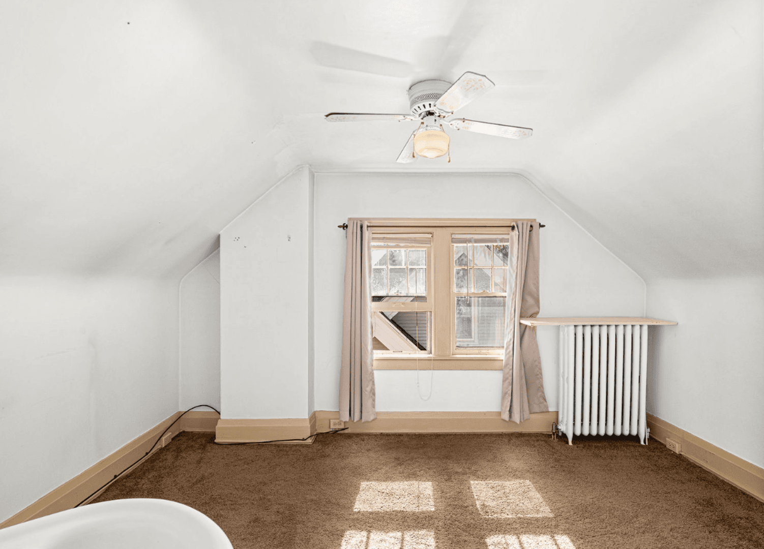 Duluth House: 2327 E 4th St
