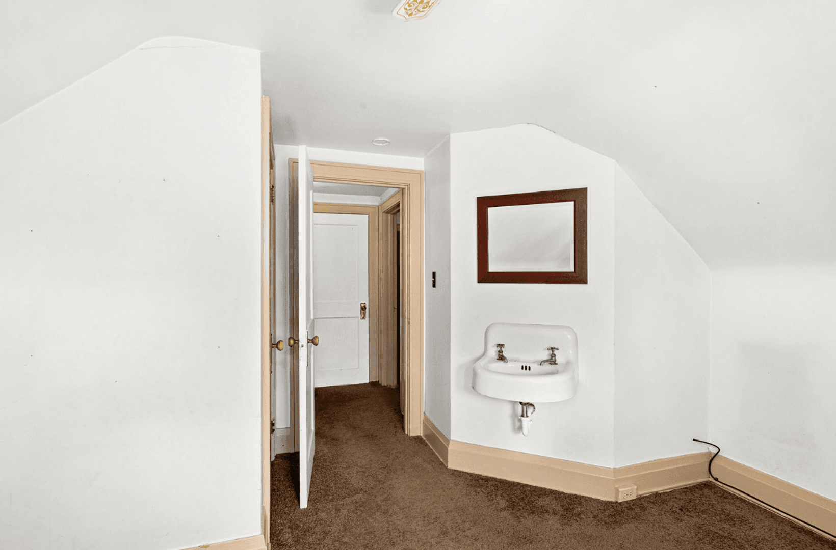 Duluth House: 2327 E 4th St