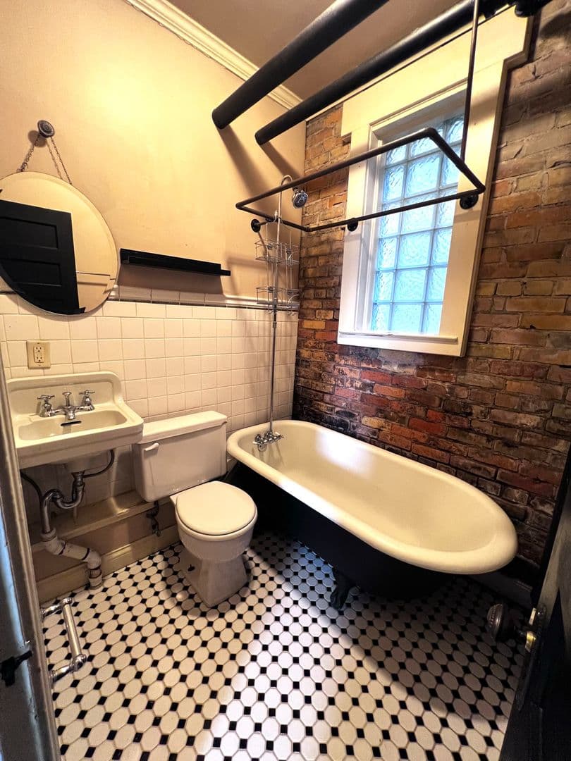 Duluth Apartment: 308 E 5th St