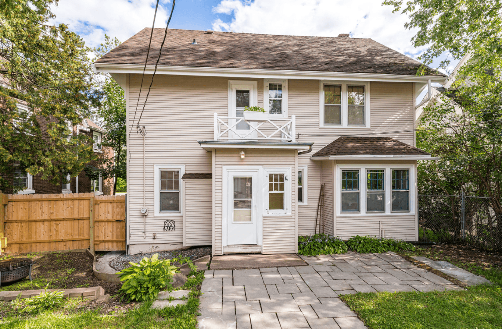 Duluth House: 2327 E 4th St