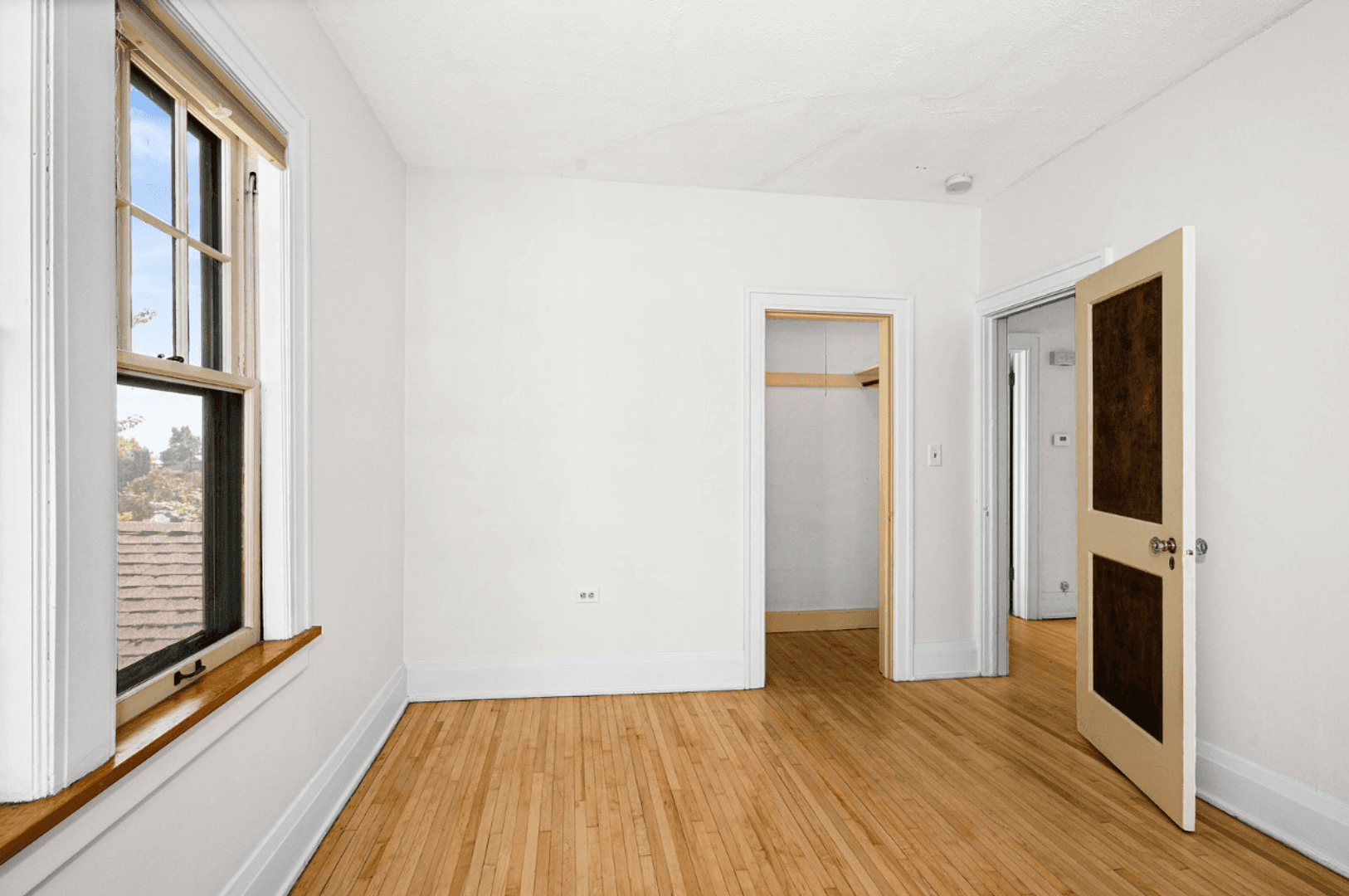 Duluth House: 2327 E 4th St