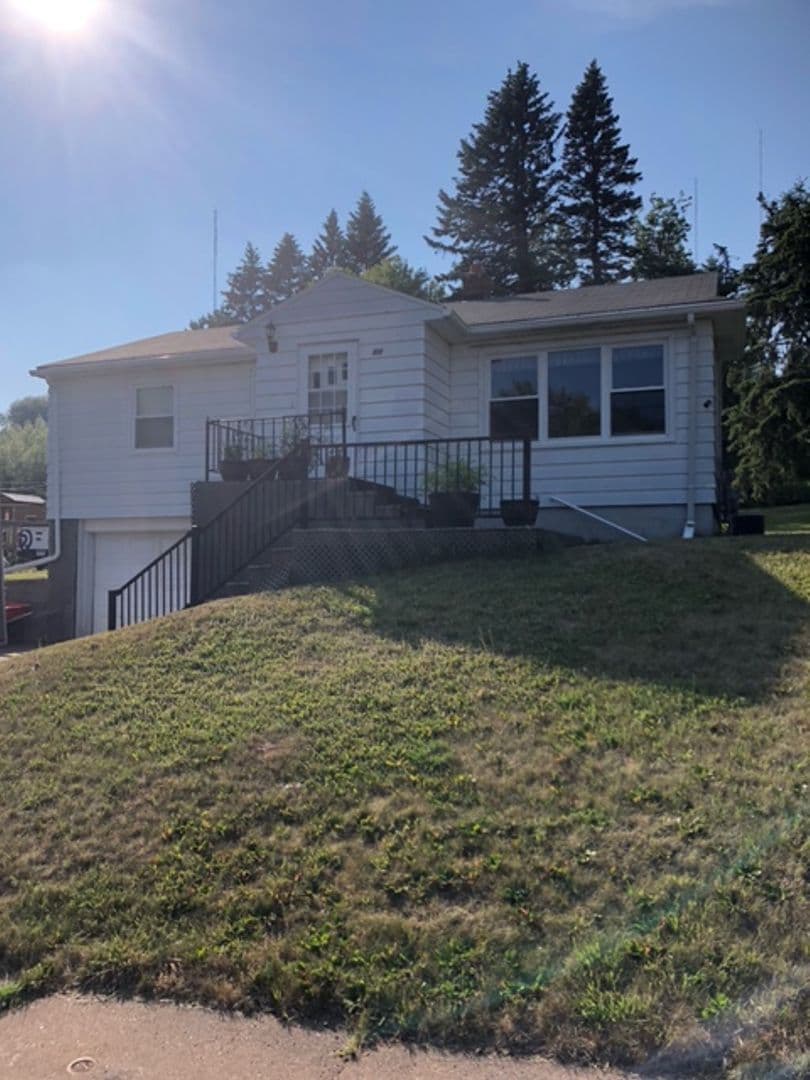 Duluth House: 901 W 6th St