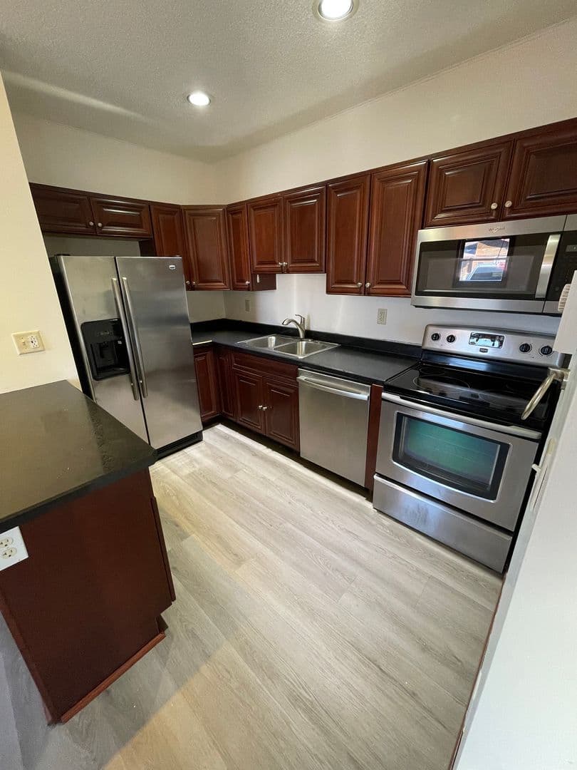 Superior Apartment: 1511-1513 Logan Ave