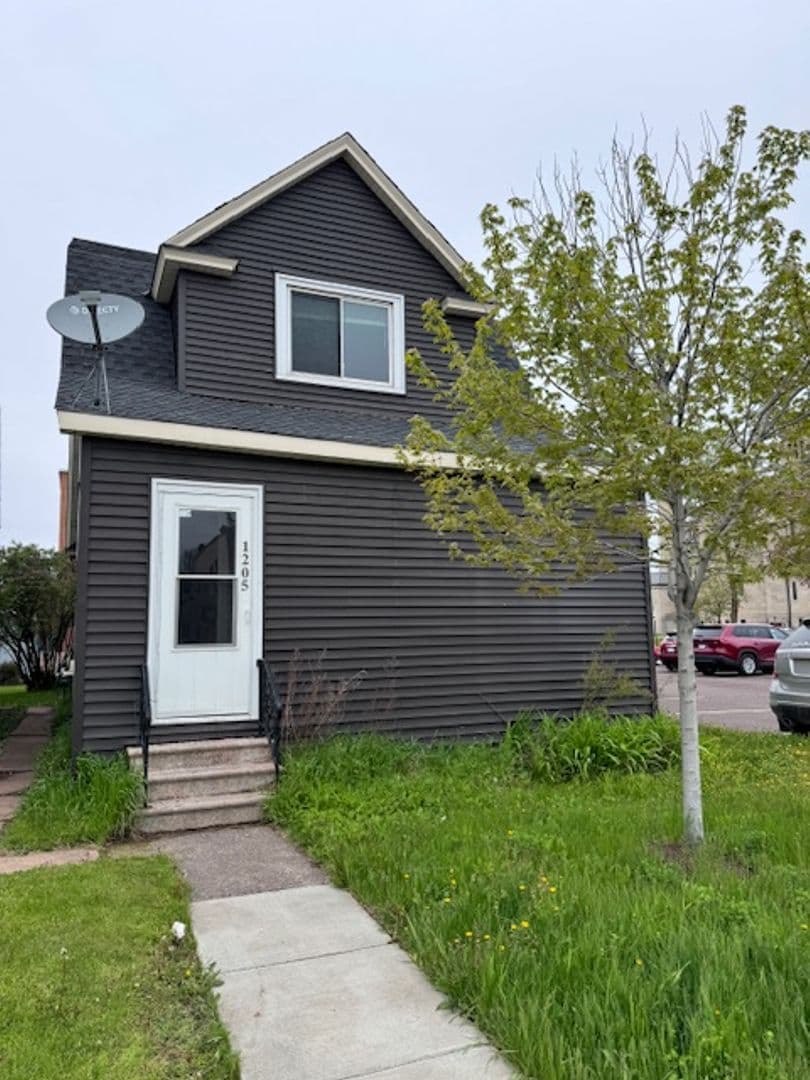 Superior House: 1205 Belknap St