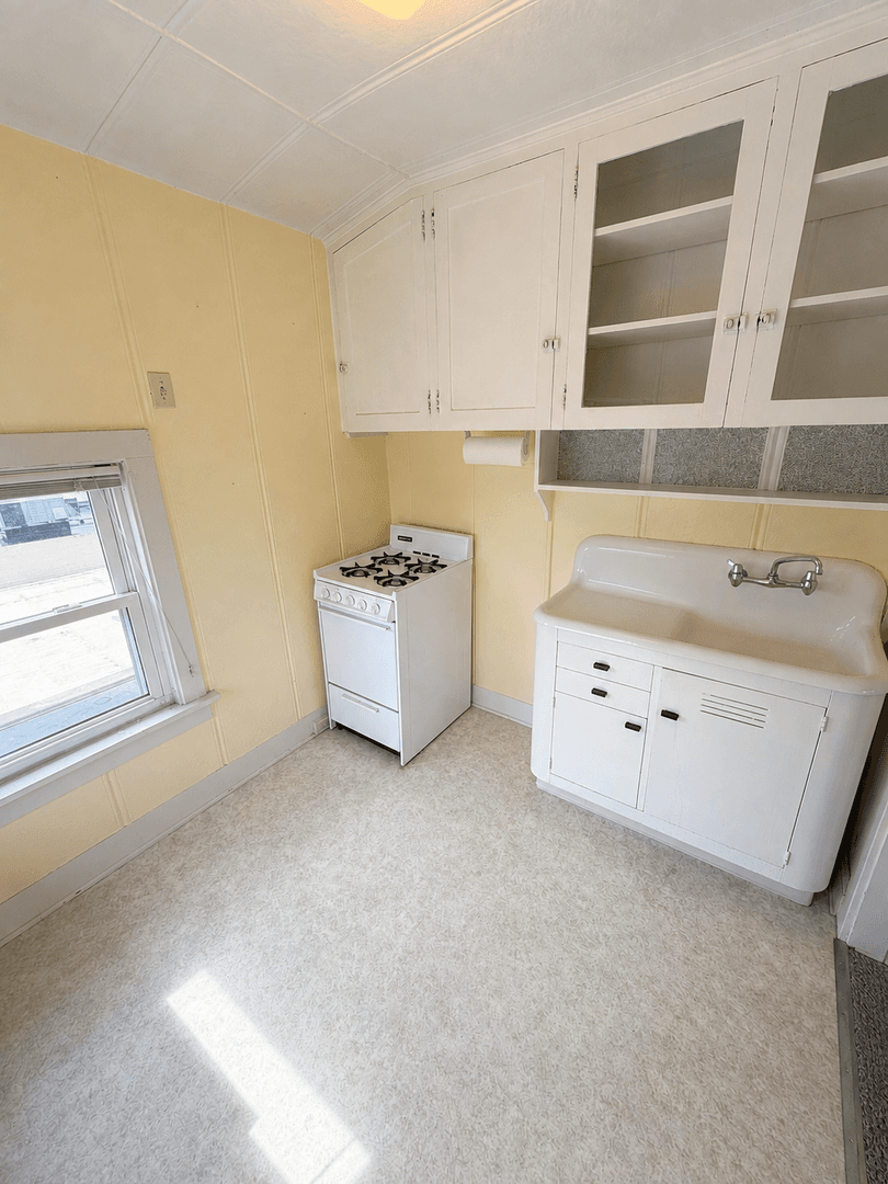 Duluth Apartment: 4428 E Superior St